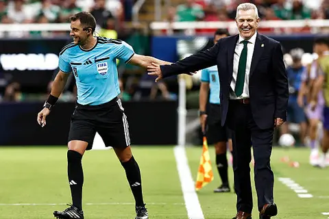  لا يعرف التهاون وكثير البطاقات.. من هو جوستافو تيخيرا حكم مباراة مصر وأستراليا؟ (صور)